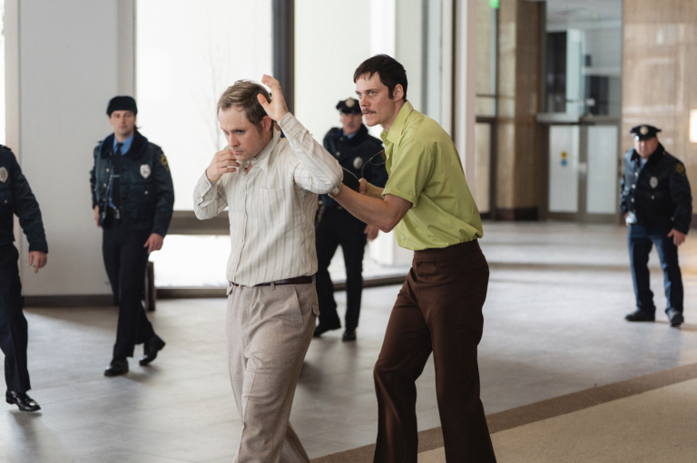 Movie Review (TIFF 2025): ‘Dead Man’s Wire’ is Timely and Entertaining